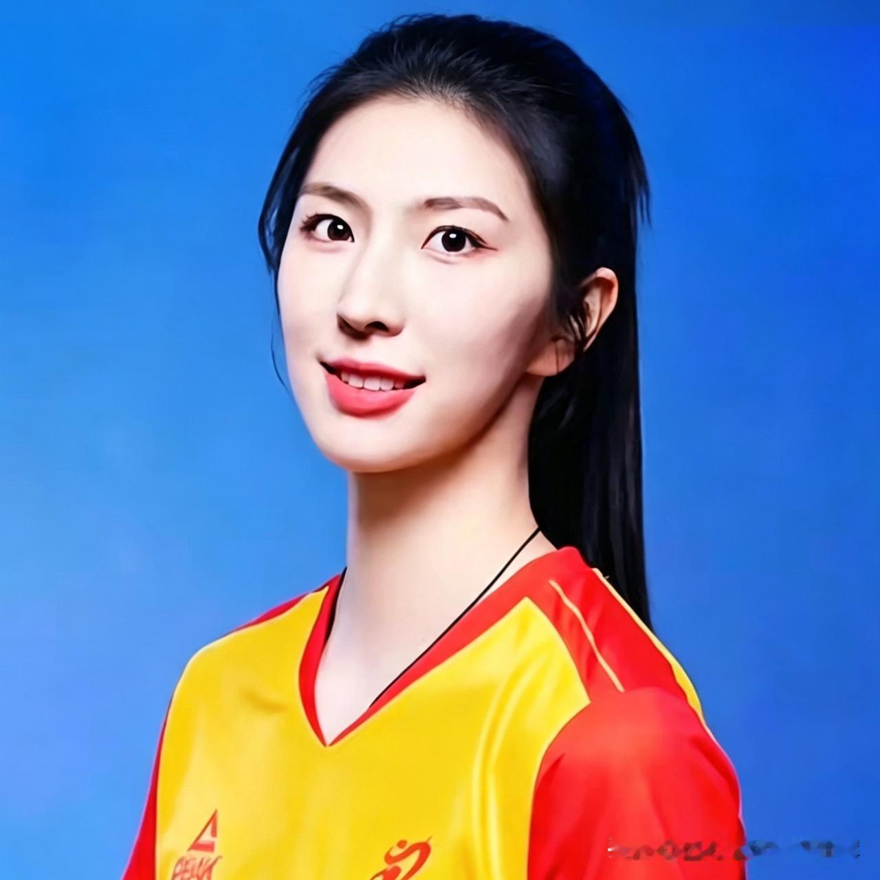 中国女排吴梦洁，24岁，身高1米89，容貌清秀亮眼。这位高颜值姑娘是新生代王牌