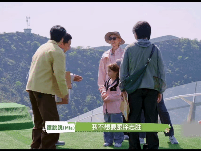 徐志胜录个节目被羞辱了一天徐志胜赚点钱这么难谁看了徐志胜这节目不心疼！主动握手被
