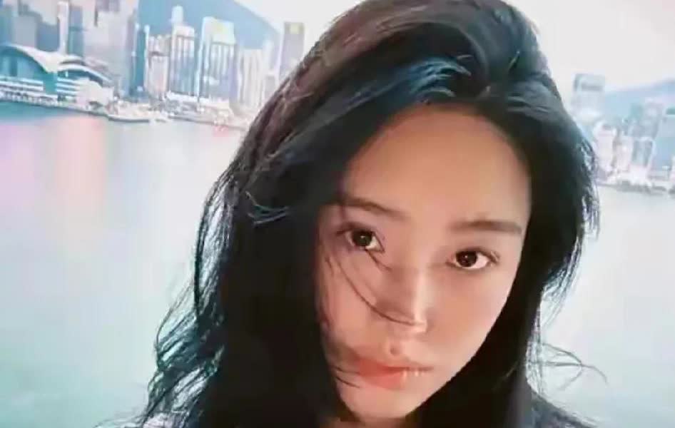 杨采钰目的性太强了，找第一个老公大她二十几岁，她不在乎，因为人家是大导演和制片人