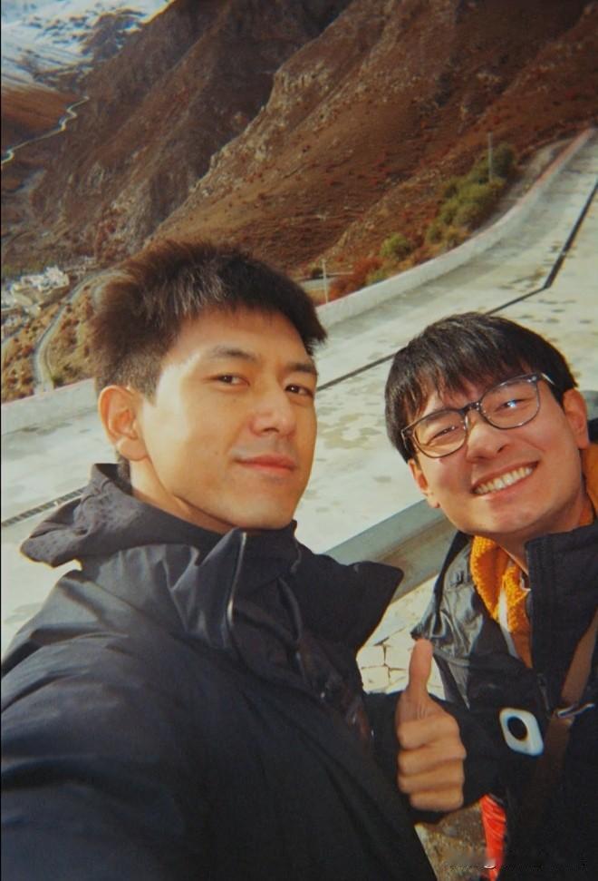 李现算是男演员中的“另类”吧，别人都忙着应酬结交人脉，他倒好，没戏拍就天天到处旅