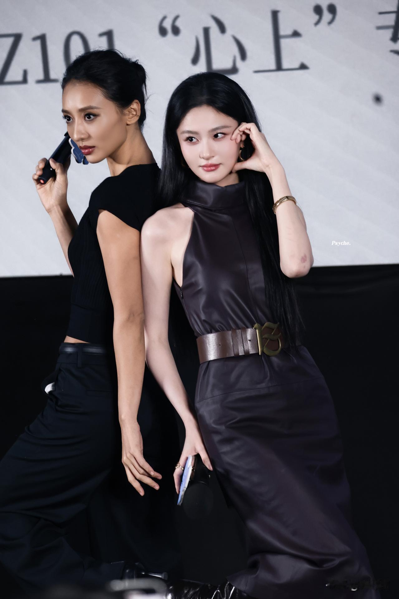娱乐圈还真是不缺美女，赵晴已经够漂亮了，目光还是不自觉被旁边的黑皮女生吸引，才知