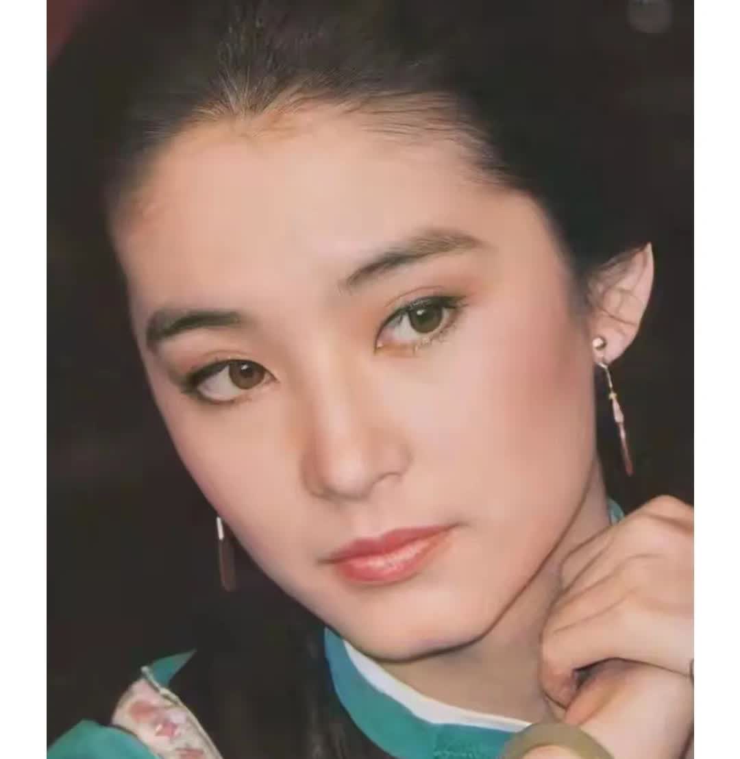 林青霞说，那么多年我都没有谈恋爱，也不是等，我是不想谈恋爱，我就知道我心里装