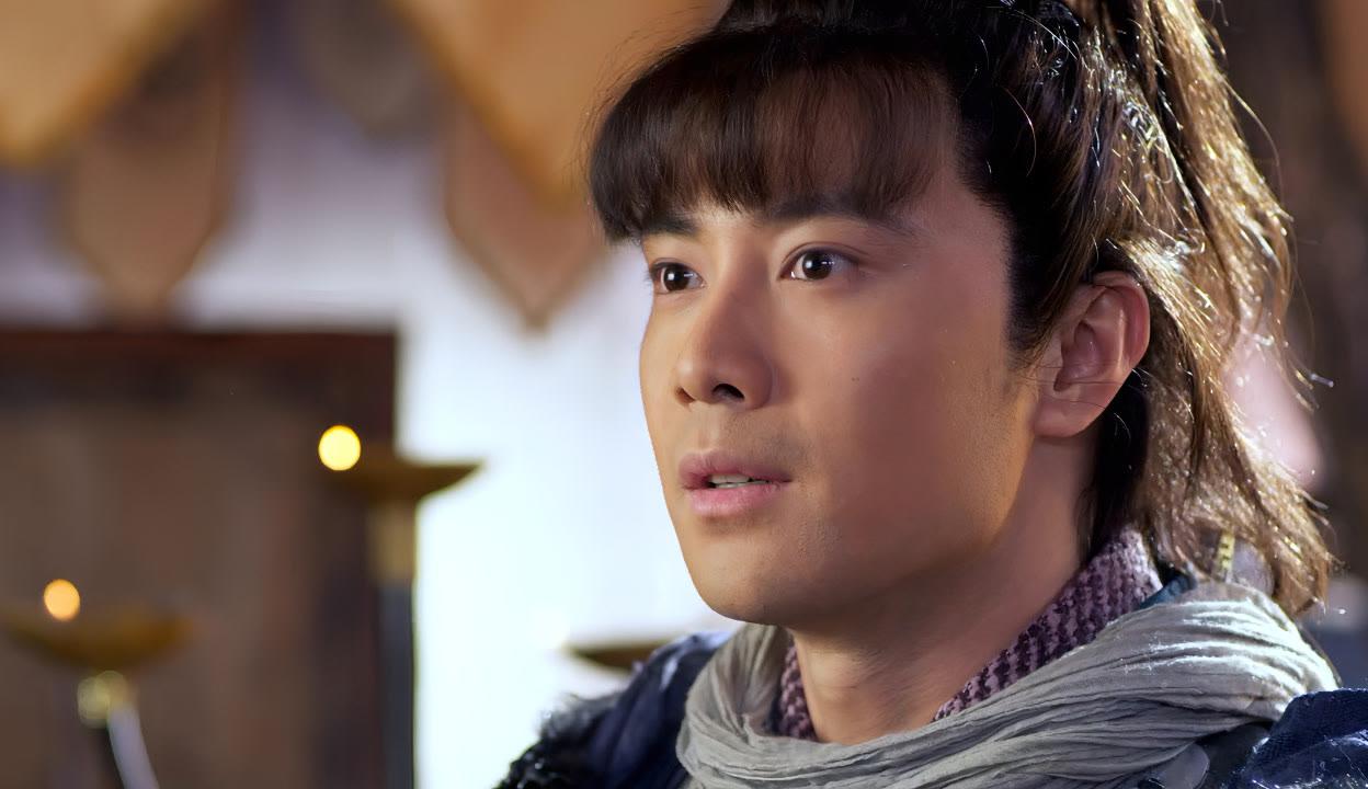 裴元庆硬接李元霸三锤，口吐鲜血败退回营，进帐之后头一件事不是治伤，而是对罗成说道