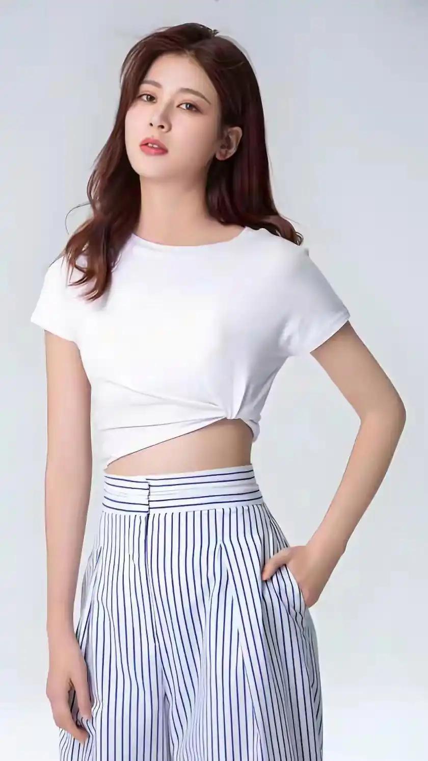 努力赚钱最终是为了什么简约穿搭指南：白色短袖+条纹长裤，清新自然，夏日必备！🌞