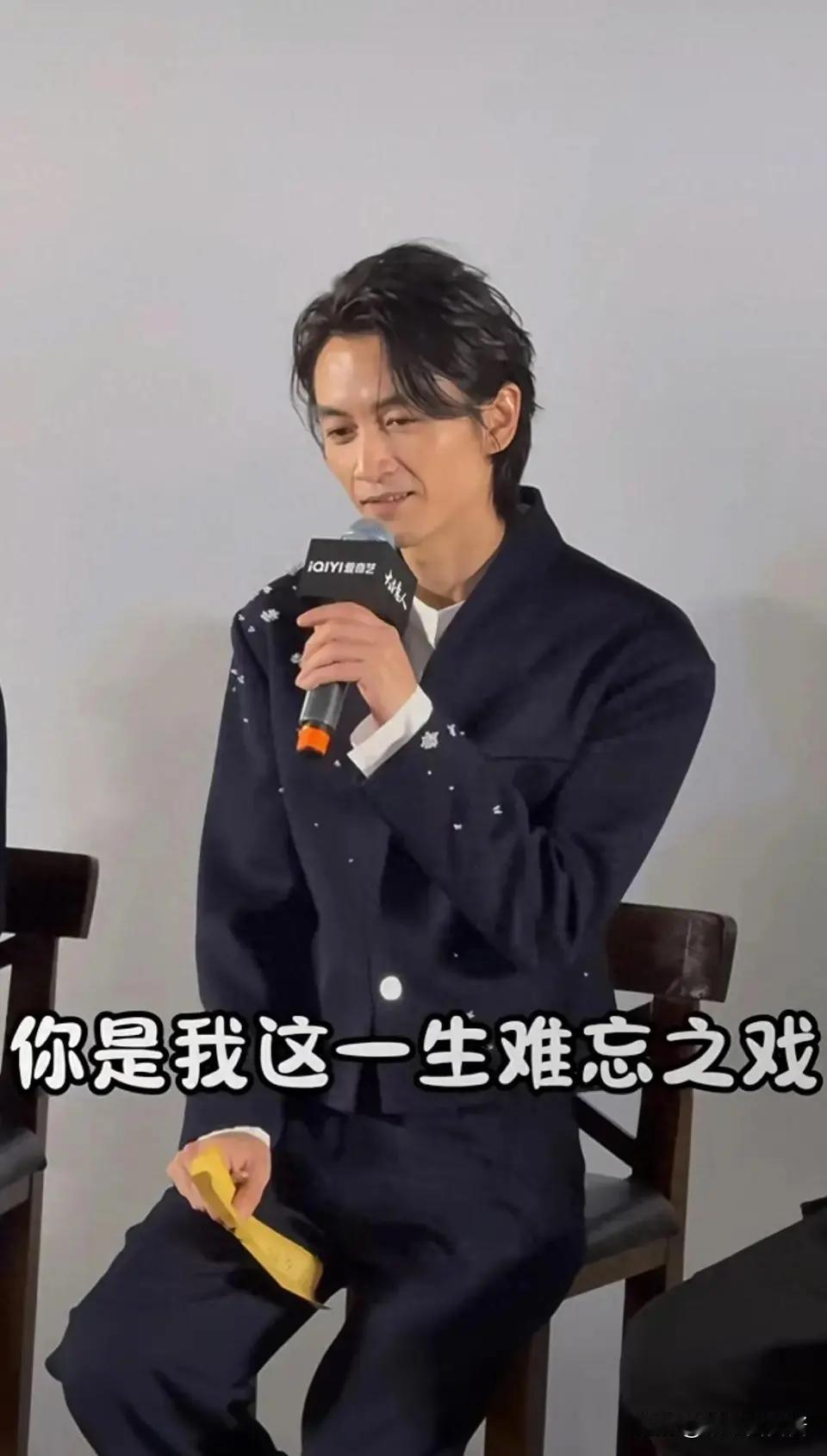 陈晓这是怎么啦？一下子瘦得脱了相，一头卷发，更让他显得憔悴又沧桑。我发觉，离婚