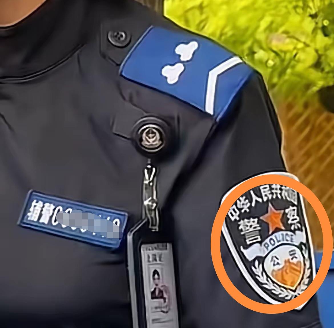 近期，有细心的网友发现，新疆伊宁公安辅警的着装标识有混搭现象！网友质疑：警察