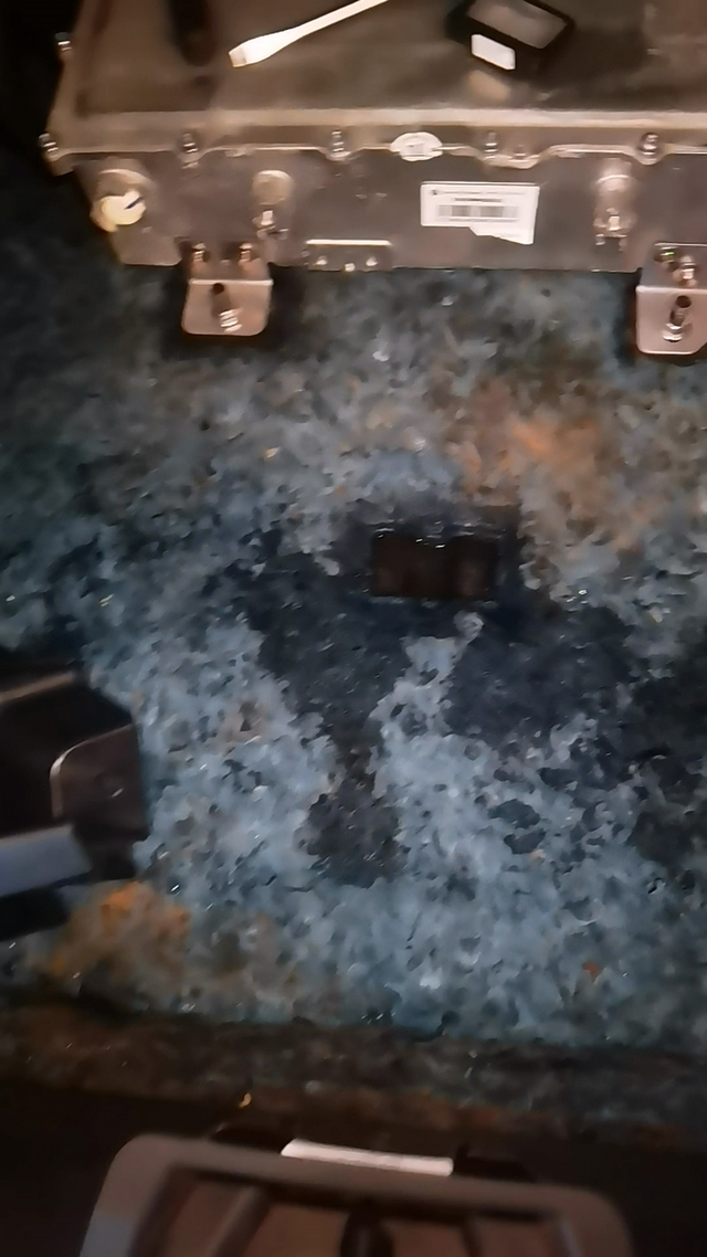 比亚迪断轴后续在葫芦岛维修后，葫芦岛维修人员不靠谱，将车辆的排水口和排水管堵住