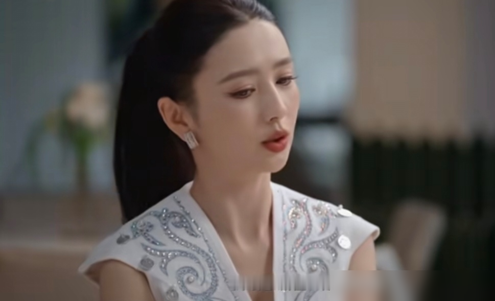 佟丽娅把婚离了，最扎心的不是感情没了，是她说以前很多剧组以为她只能演陈思诚的戏，邀约都没了。鲁豫访谈