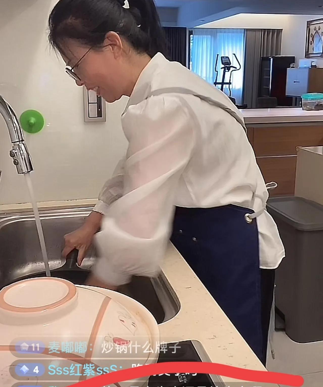 小杨阿姨很聪明的，她把每天做家务做菜的生活小细节也拍视频直播了。这样不仅仅可以增