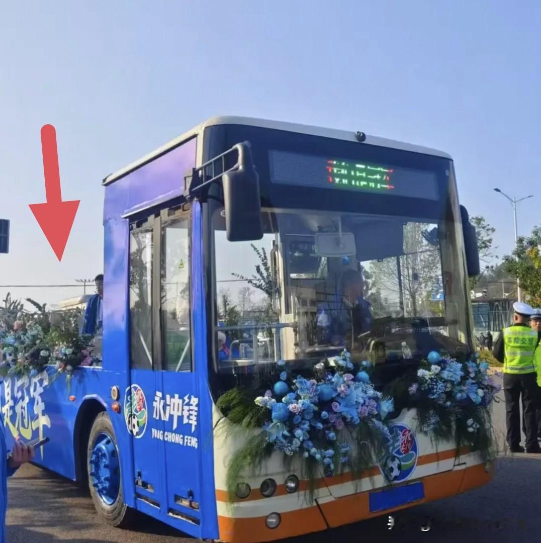 脑洞大开啊，湘超永州夺冠“巡游花车”之——公交车。我估计是永州组委会和相关