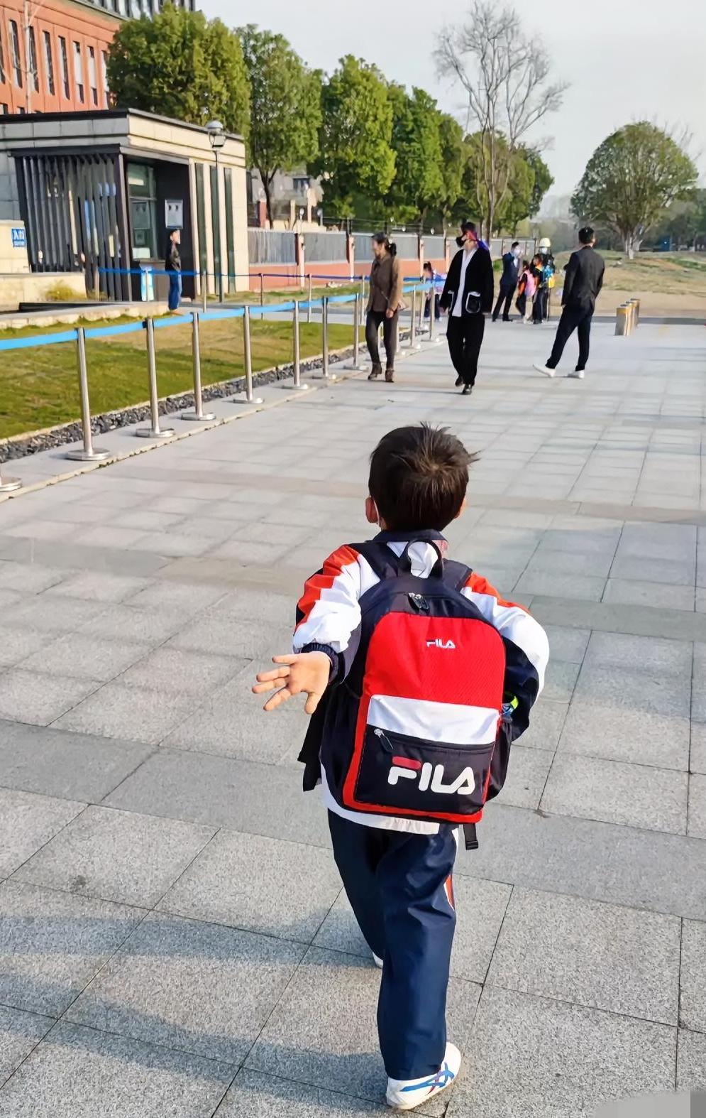 小学和幼儿园差别也太大了！前几天我家孩子生病，我给老师发消息请假，结果老师就回了