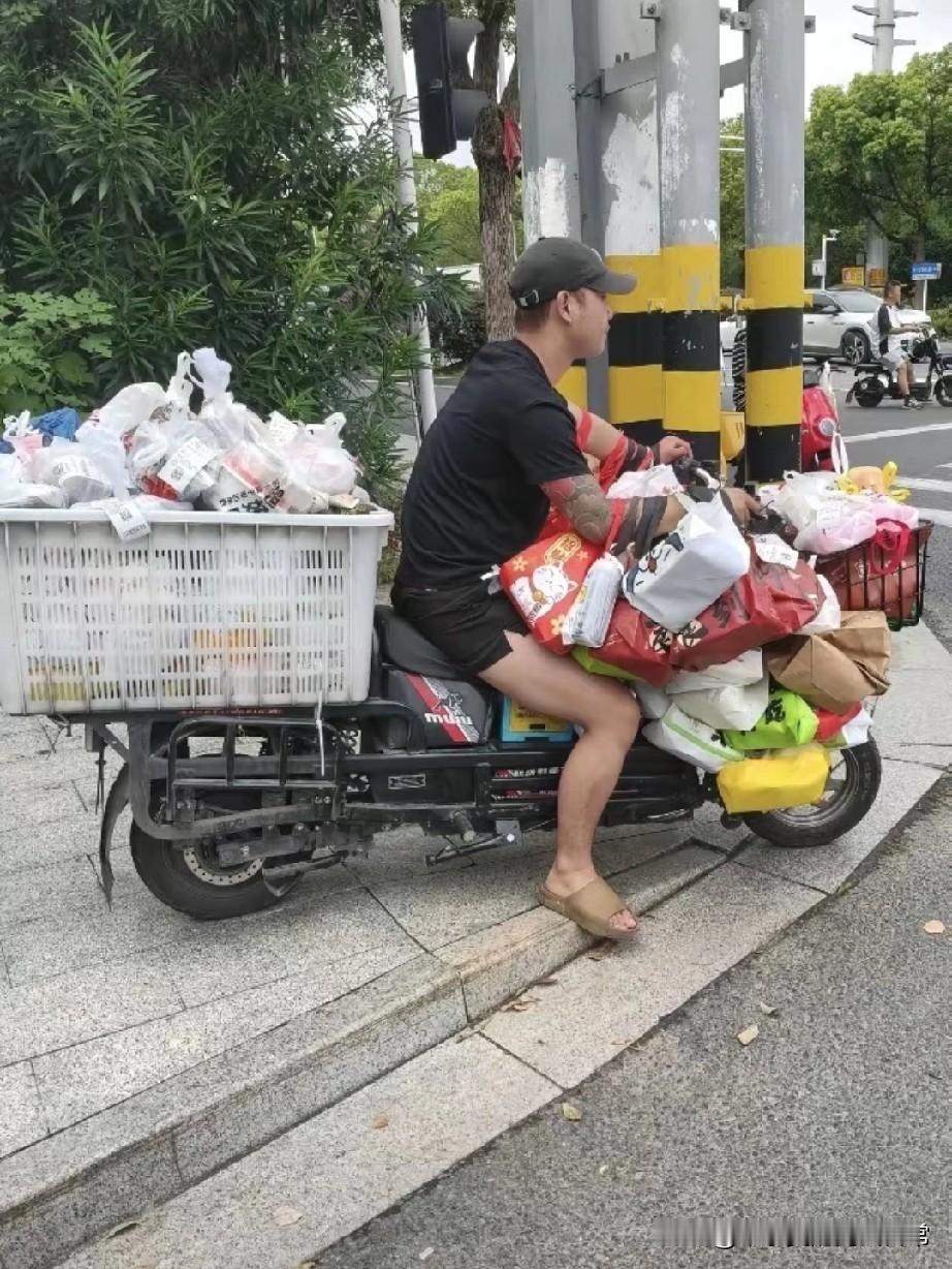 我最多挂5单，你们是怎么敢啊！刷到这几张外卖小哥的车，我直接瞳孔地震！电动