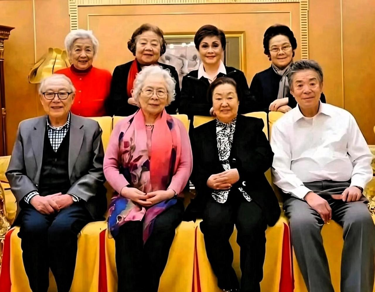 这是早些年明星们的一张合影，能全部认出来的人几乎是没有的，因为他们年龄比较大，如
