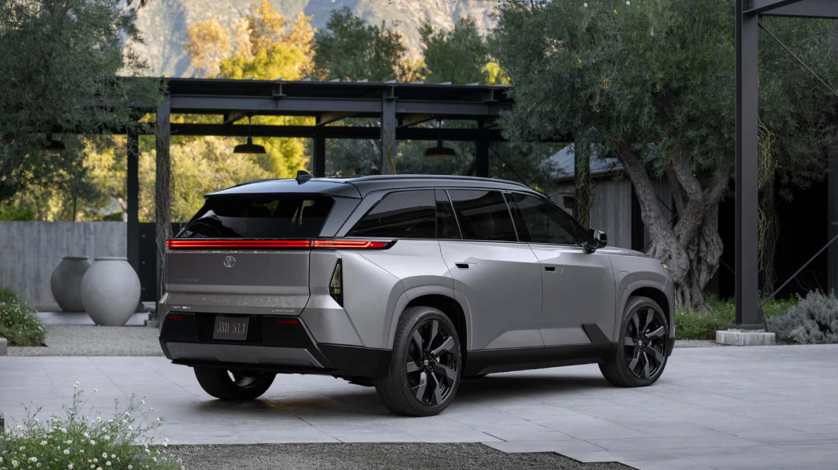 三排座SUV也电动化了！2027款丰田汉兰达纯电版首发，提供两种电池选项，最长续