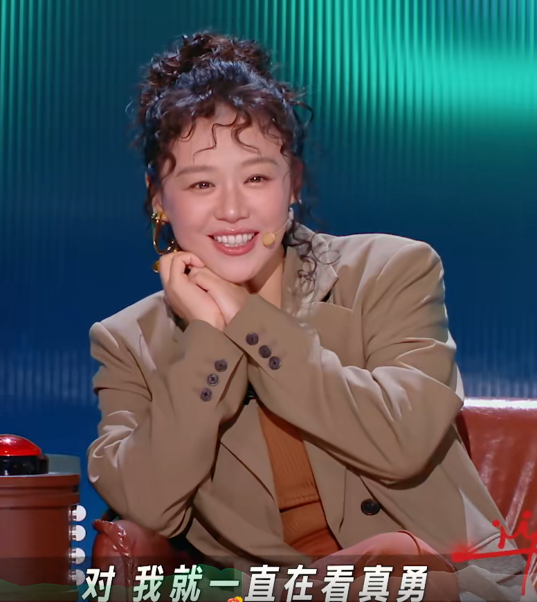 马思纯当众夸奖脱口秀演员真勇：“好纯真的一张脸，好干净的一张脸！”同样来自西