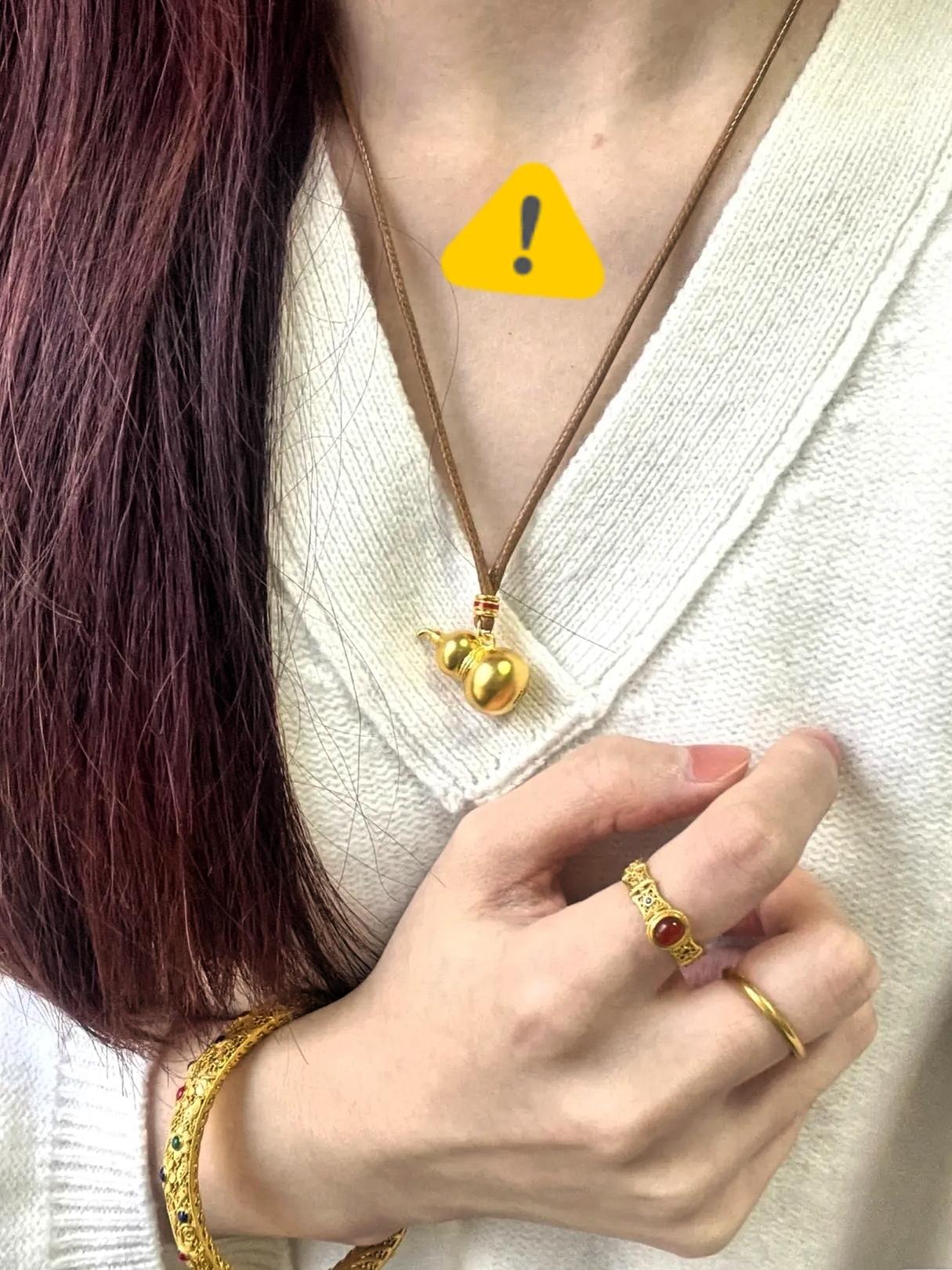 看到这两天的金价，真的是太怀念二三百一克的黄金了。那时候买金跟买菜似的，手镯