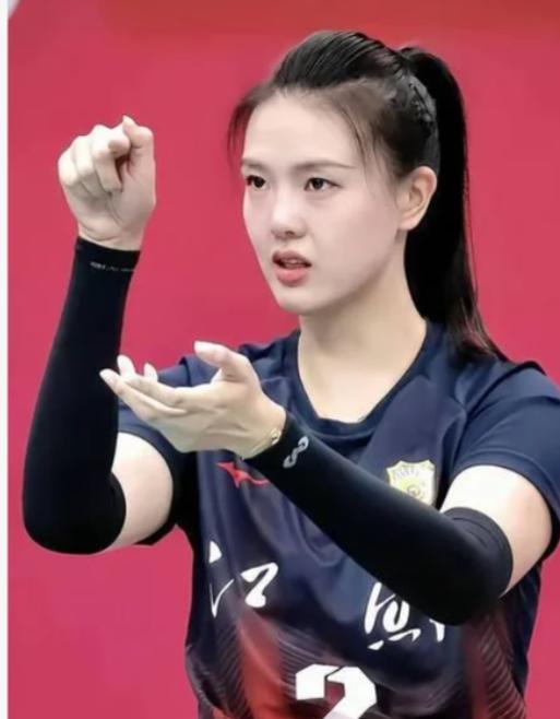 全网都在夸张常宁。夸她漂亮，夸她出圈。可我脑子里蹦出来的，却是另一个名字