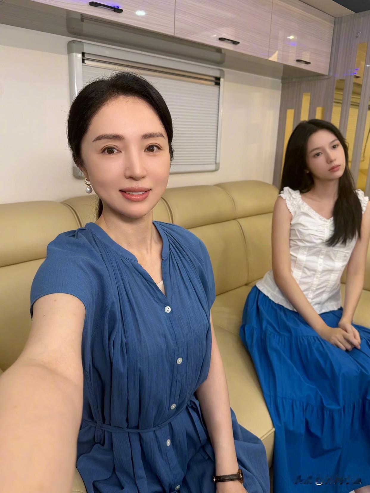 董璇夸周也是美女，同框画面温柔又养眼！一身穿宝蓝色连衣裙，气质温婉大气，皮肤