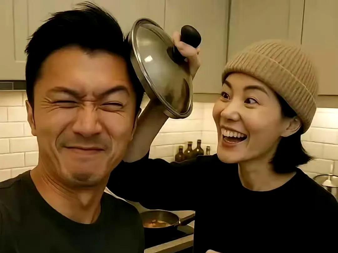 离婚后转头跟初恋在一起的人你第一个想到谁？我想到的是谢霆锋，他长着一张看似花