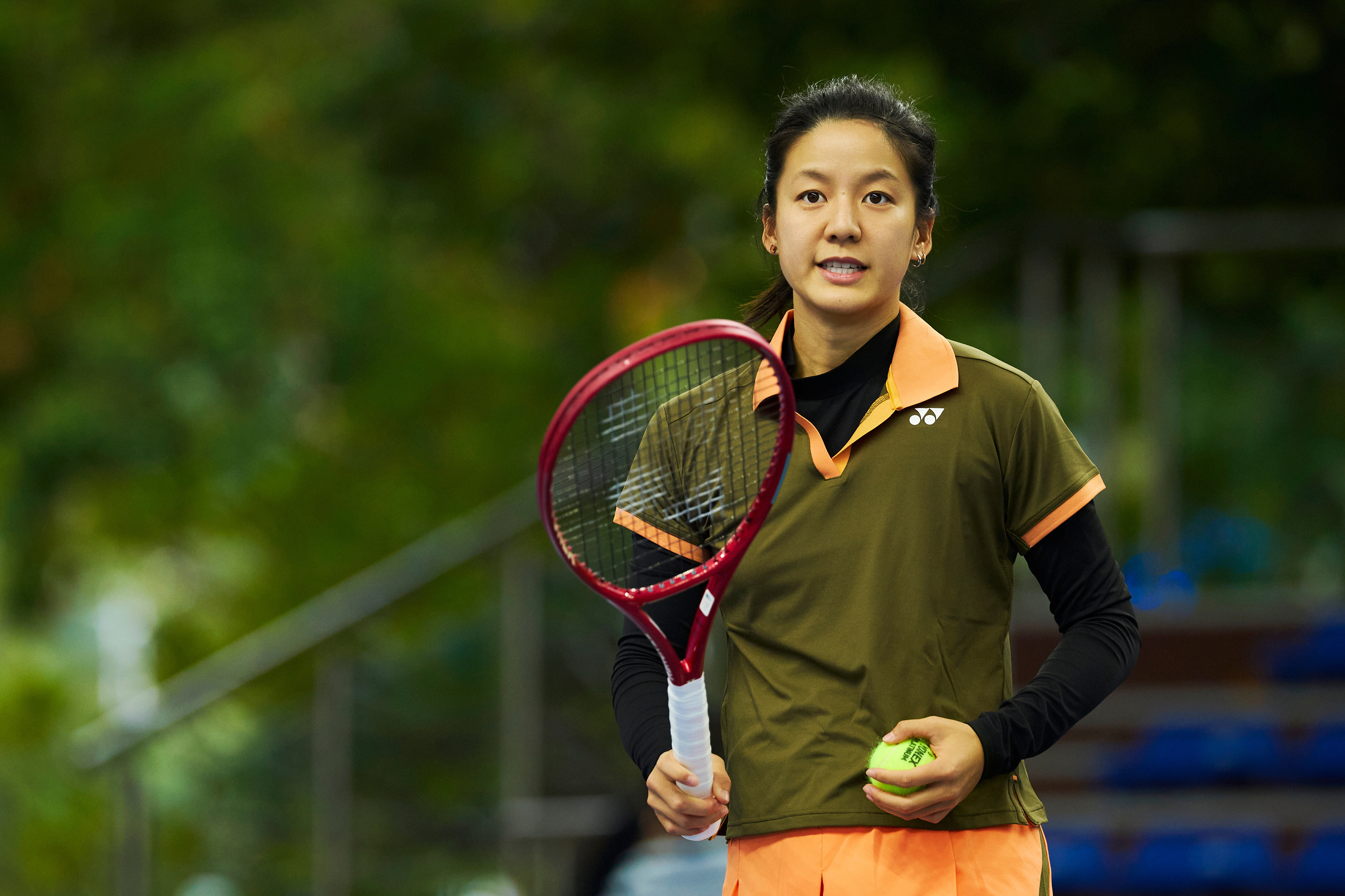 氛围感拉满！融入绿色背景的郑妩双超带感！摄影：记者李建艺