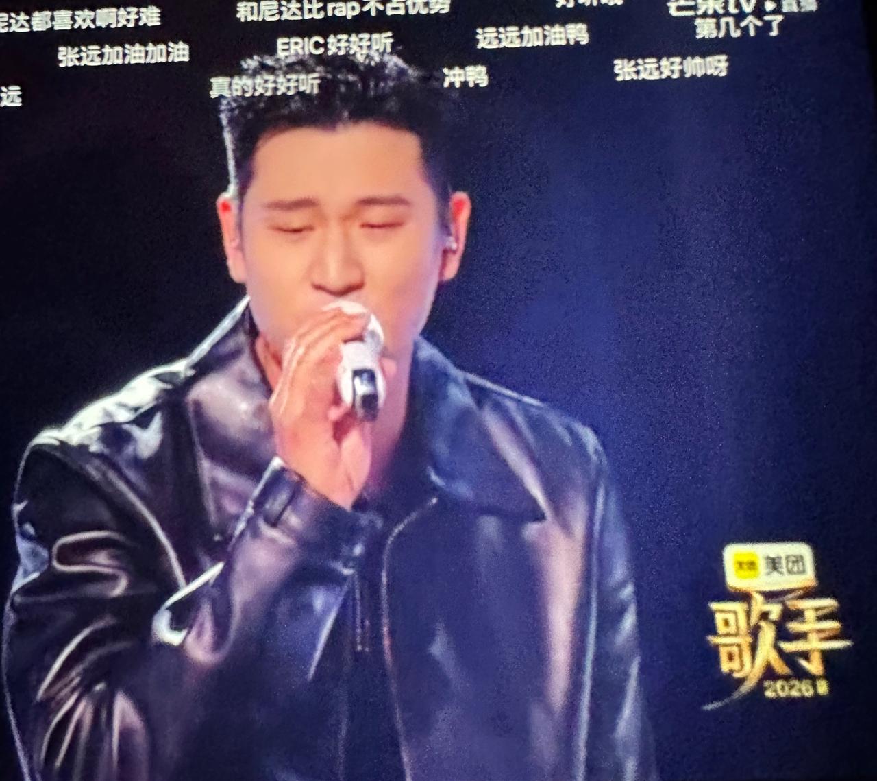 周兴哲今晚挑战万妮达估计难赢，路子就走窄了。他唱得确实不错，稳定、温柔，情感铺