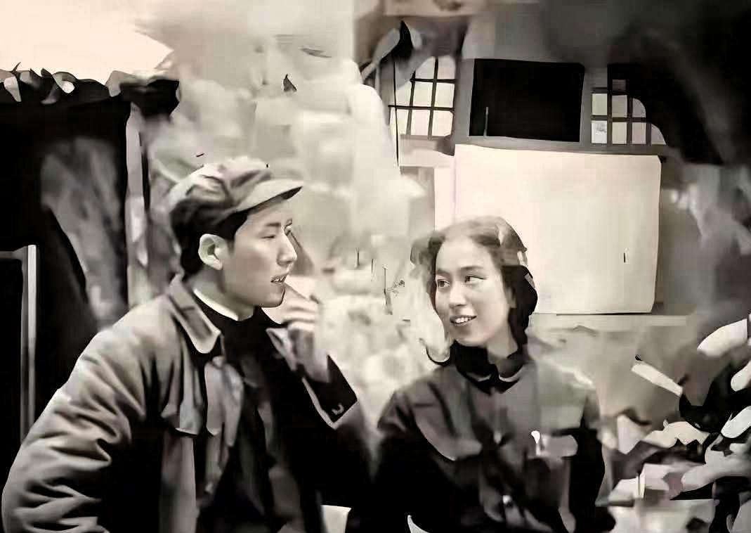这是伟人和夫人的真实相貌，不是演员演的。延安时期，伟人的抽烟照，旁边的夫人，看得