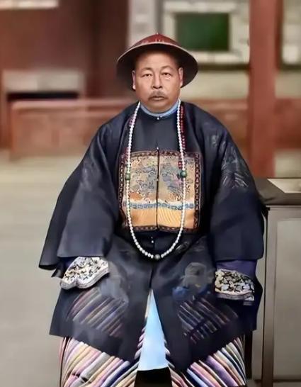 1876年，64岁高龄的左宗棠打到新疆敌占区时，突然有100多个衣着破烂的清朝官