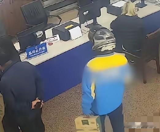 近日，重庆沙坪坝一快递小哥察觉货物异常，快递小哥:“说是邮寄的水果，我闻到箱子里