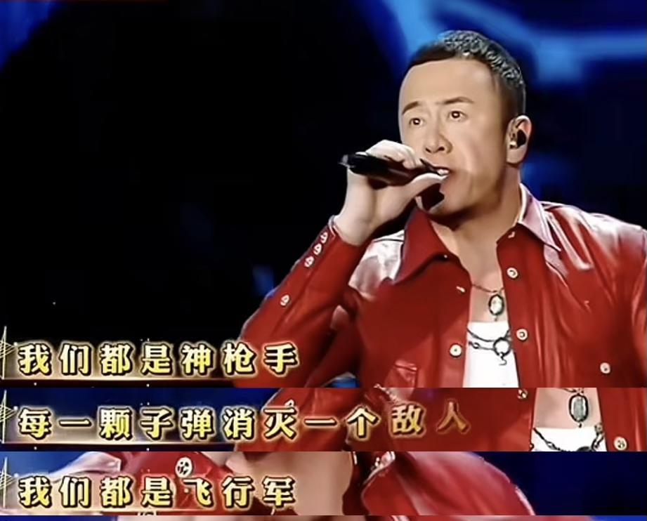 穿着皮夹克喊着麦，把《游击队之歌》改成流行风格边舞边唱，杨坤唱出第一句的时候明显