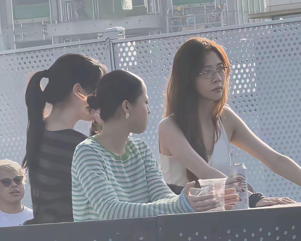阿那亚音乐节那几天，窦靖童走到哪儿，宋妍霏就跟到哪儿。彩排她在，台下王菲和李