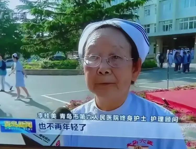 86岁的护士老奶奶，请大家不要黑了。本该55岁退休，却在护士岗位上继续干了30