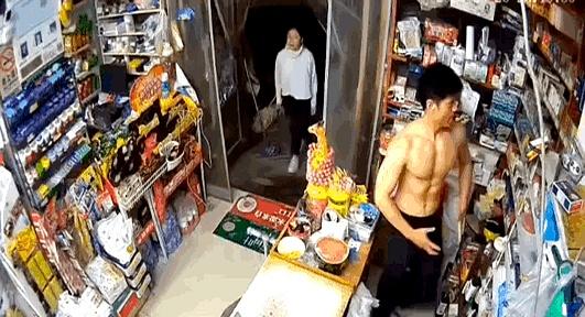 店里冷清得能听见针掉地，媳妇扯了扯我袖子，小声嘀咕：“这会儿也没啥客人，咱关店上