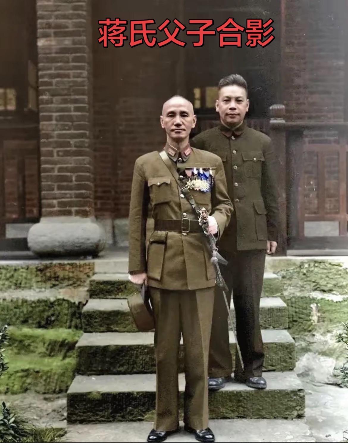 老照片：蒋氏父子合影。老蒋身材消瘦，站的笔直，有军人风范，军服板正，也符合他