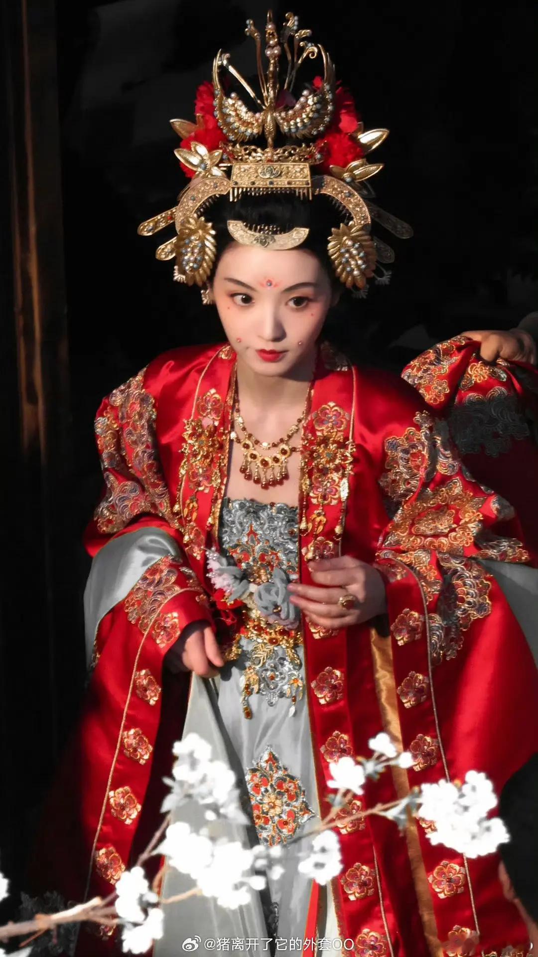 子夜归当时很出圈的大婚路透我太喜欢了，结果正片里虽然是好看就是没有路透看的让人惊