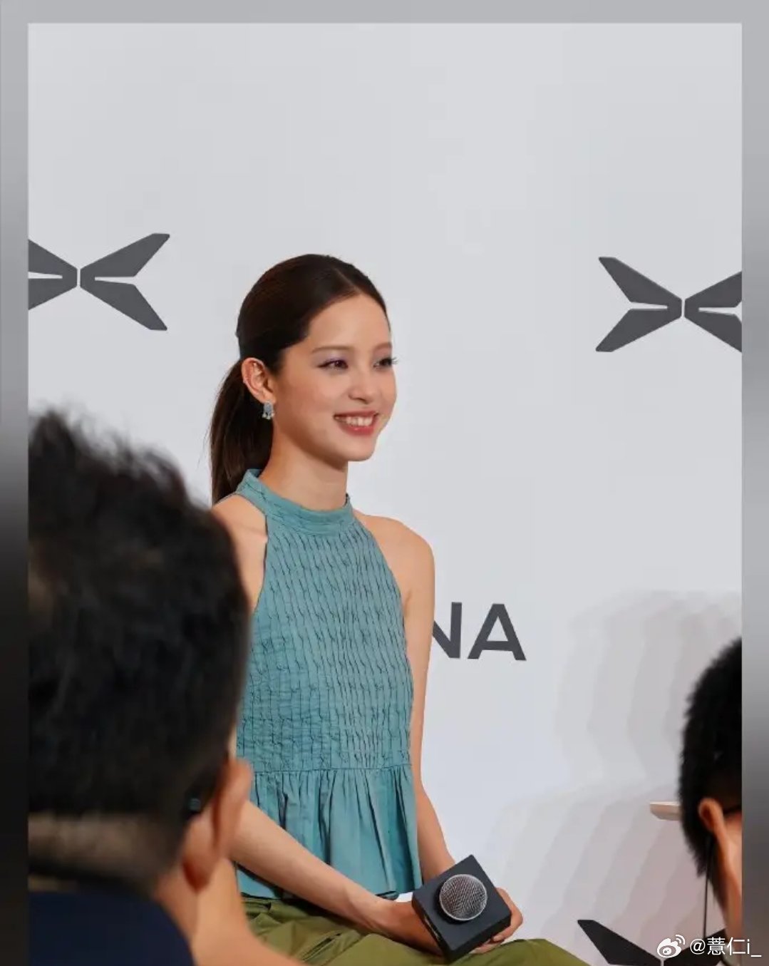 欧阳娜娜小鹏发布会路透照真人好甜难怪被大兄弟一个劲猛拍