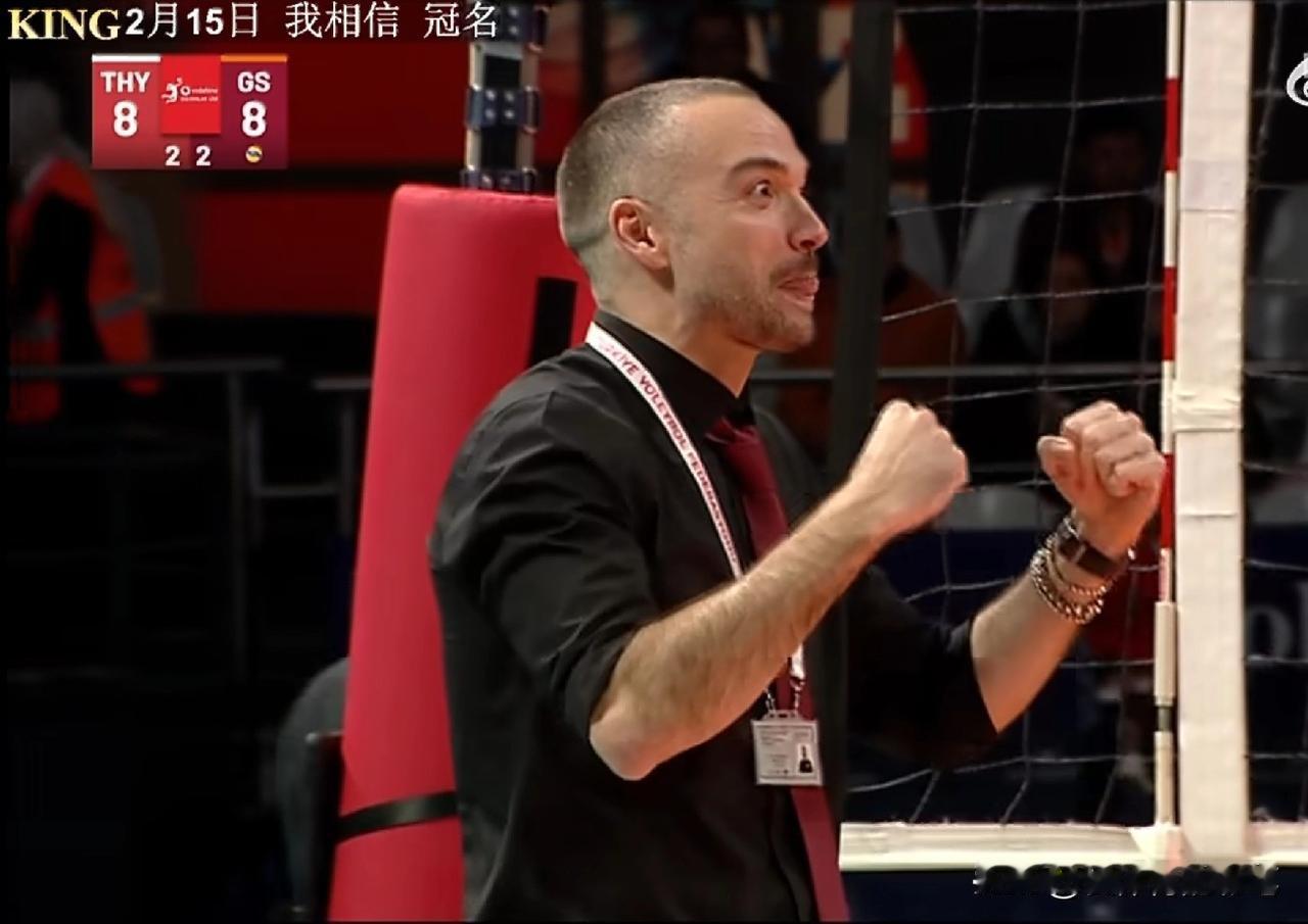 瞧，王媛媛的教练激动地紧握双拳，双目圆睁。与土耳其航空的比赛，且不说她拦网，在决