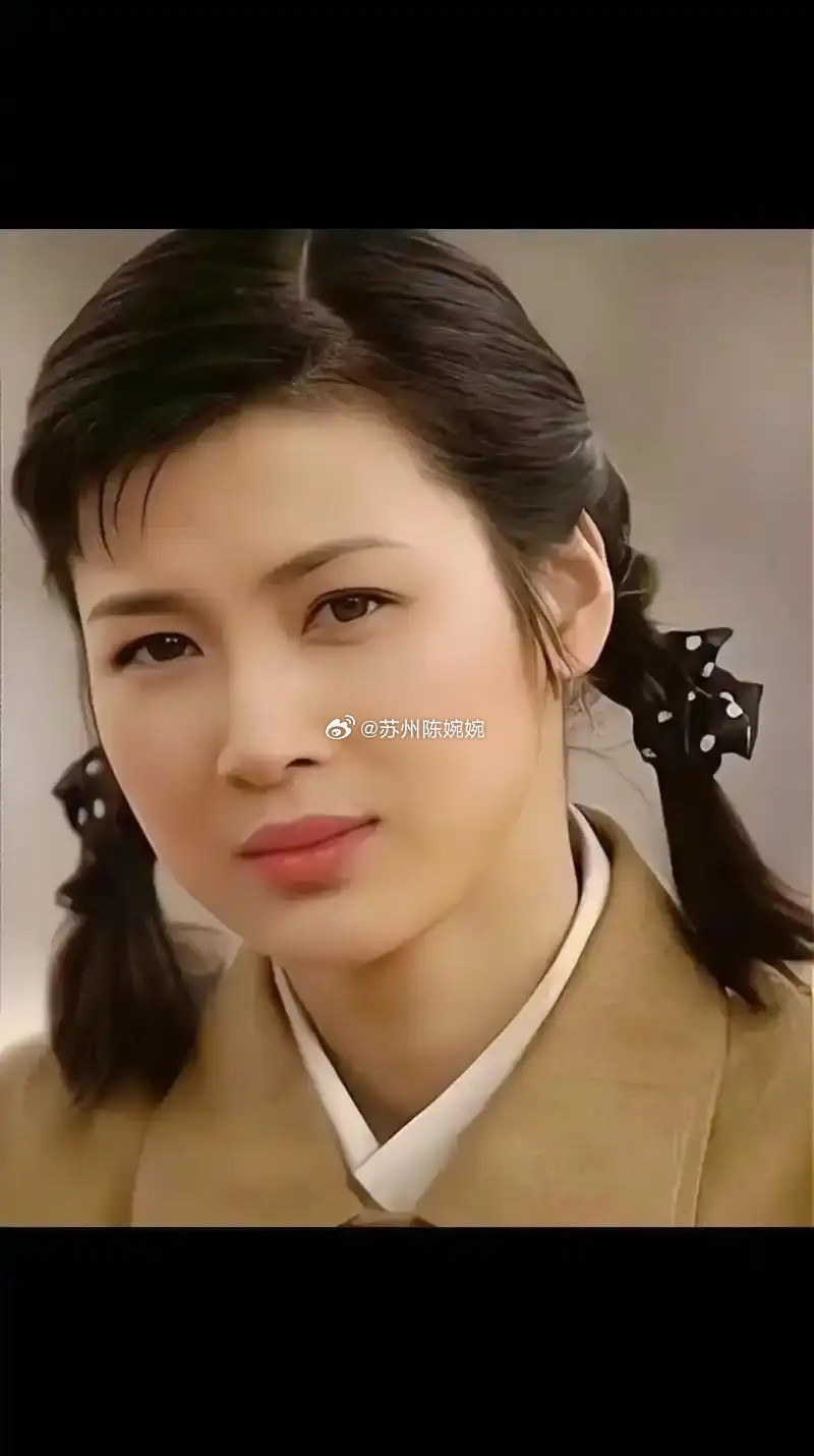 演员童蕾曾在《亮剑》中饰演“田雨”走红，后嫁给富豪周旭辉。2021年丈夫因财务造