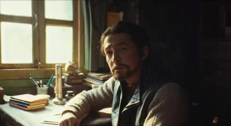 我妈，一个只看婆媳狗血剧的女人，最近疯了。她不跳广场舞，不刷拼多多，天天捧着个