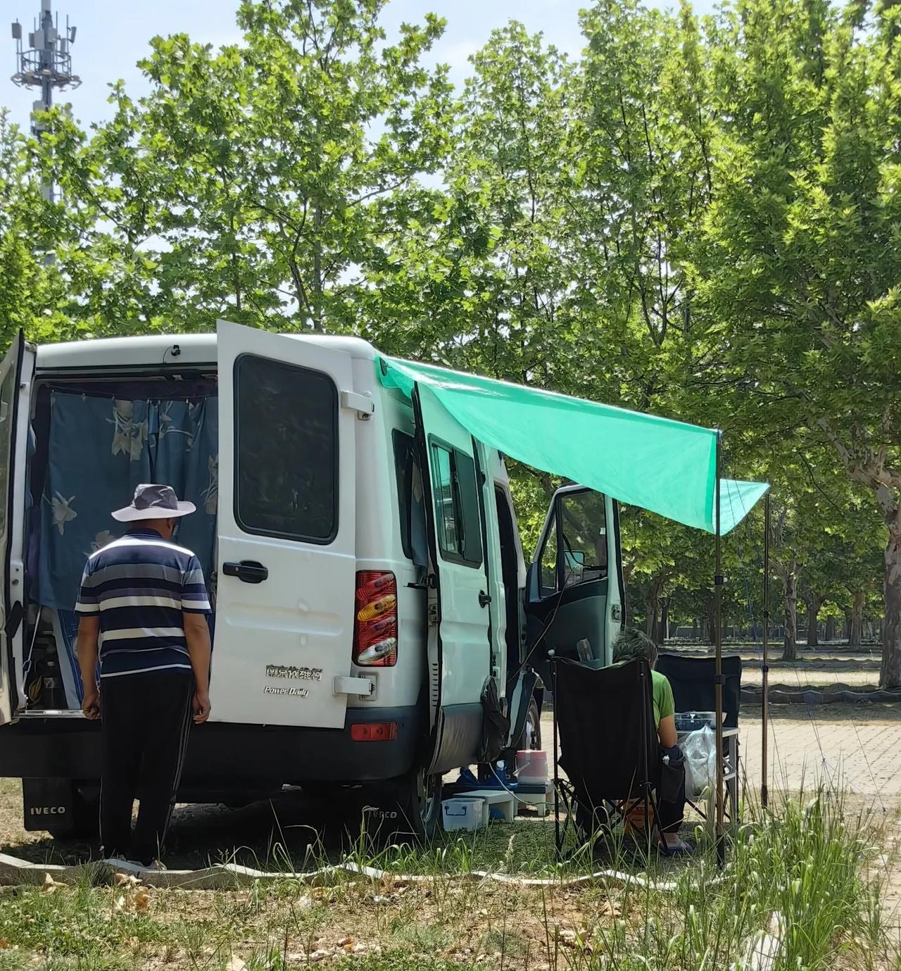 公园里很多旅游的房车在休整，看到云南的这对老夫妻便和他们攀谈了几句。他们3月初