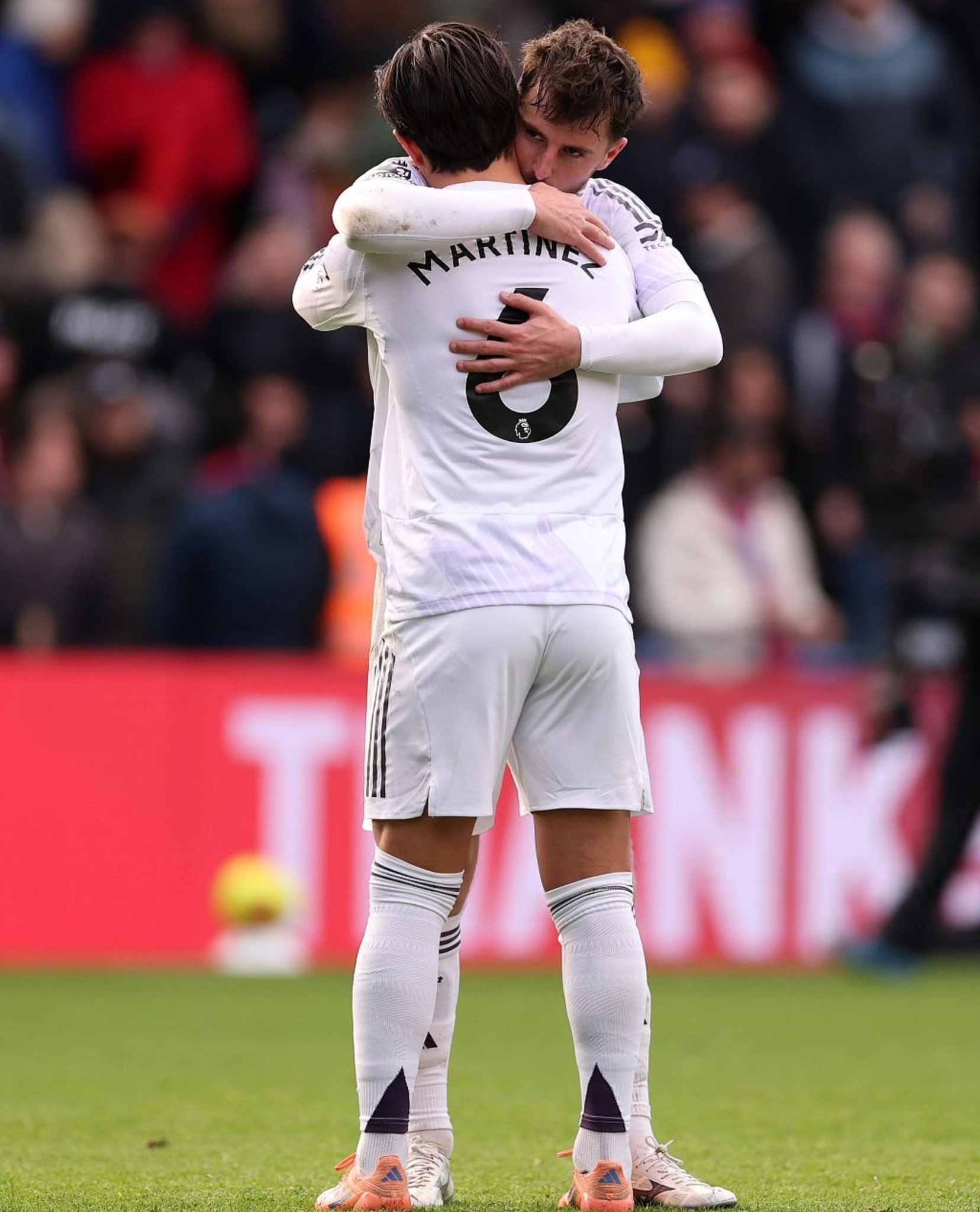 芒特首次为曼联踢满全场，利马膝盖手术后，将近9个月重新复出。保持健康，他俩在阿莫