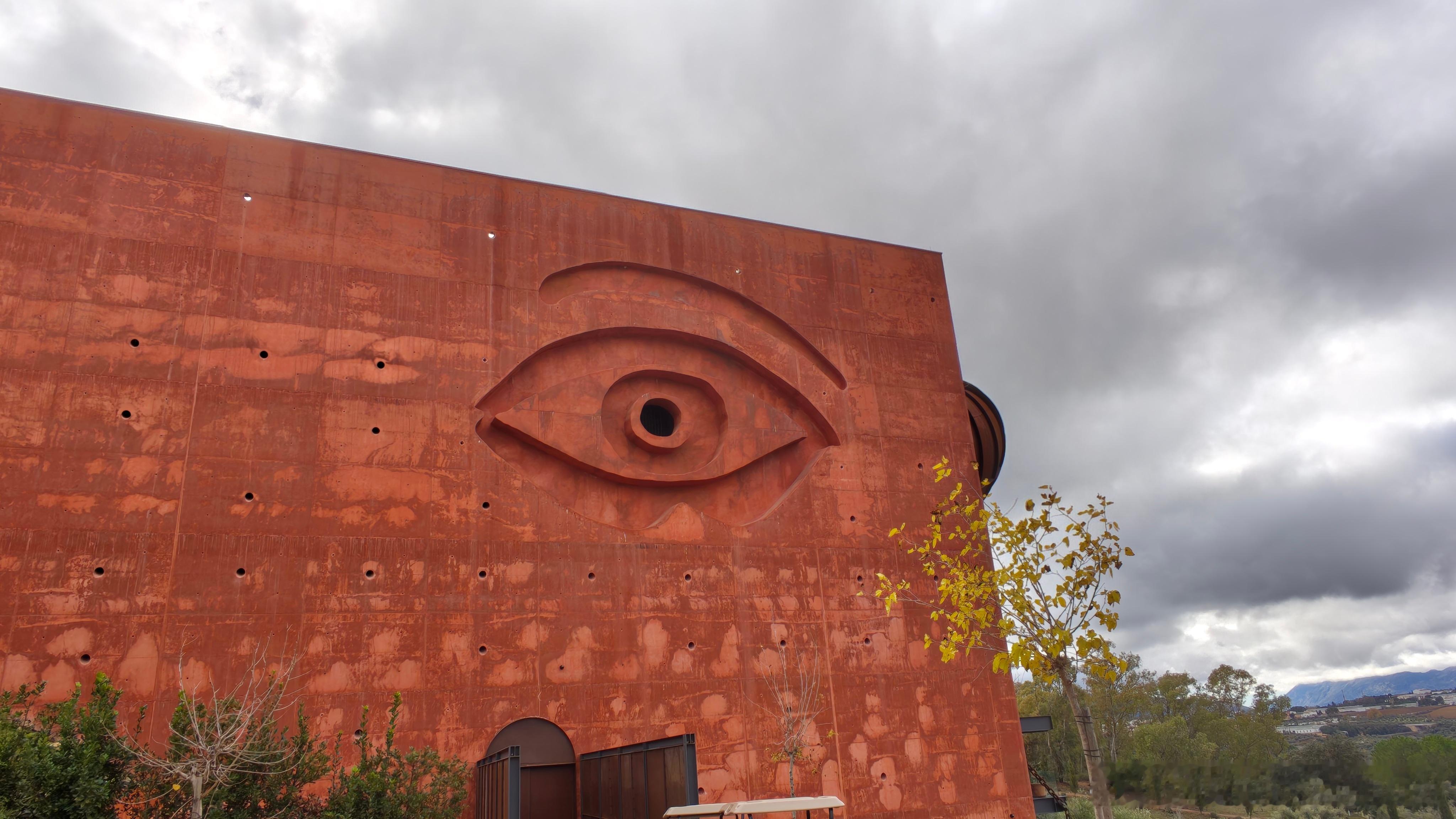 这地方是个橄榄油厂，老板找建筑大师设计了这个建筑，一层做餐厅，二层展示家族的橄榄