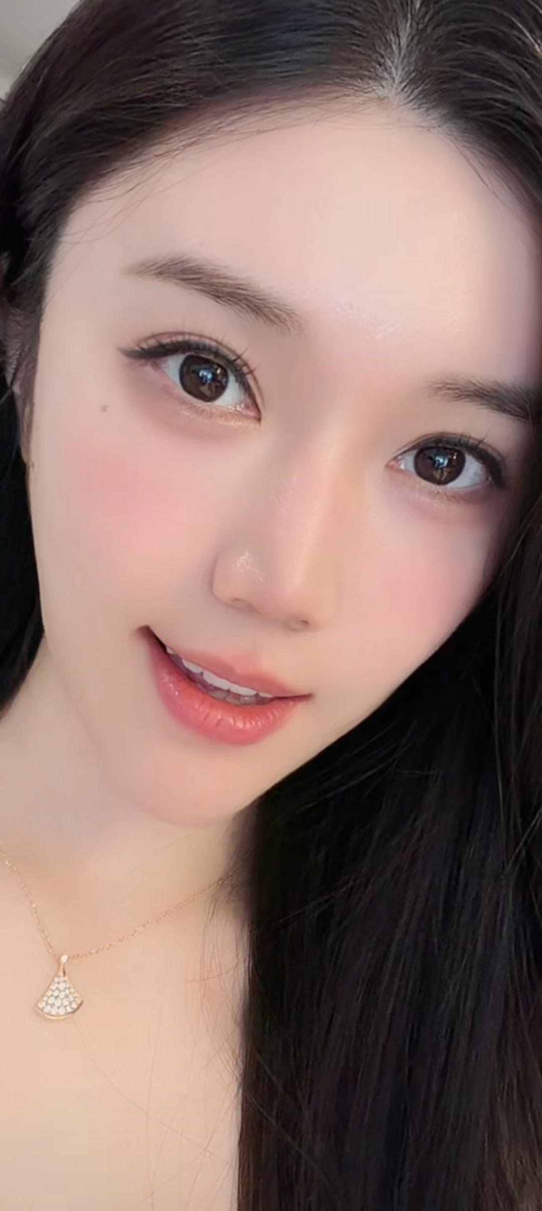这个小姐姐笑起来好甜呀！
