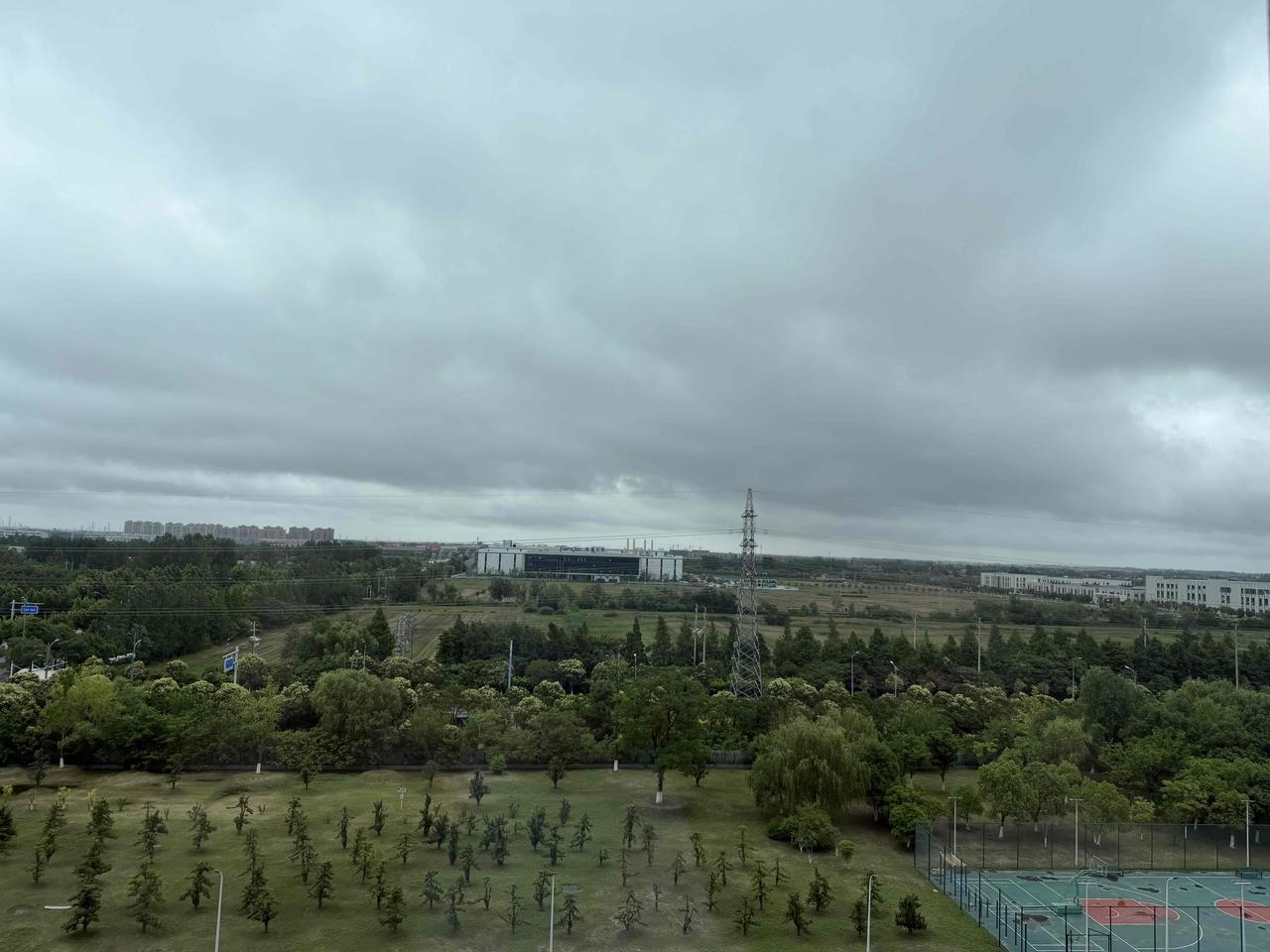 东台市离长江距离最短只有30至40公里，最长也就是60公里左右，东张高速只有75