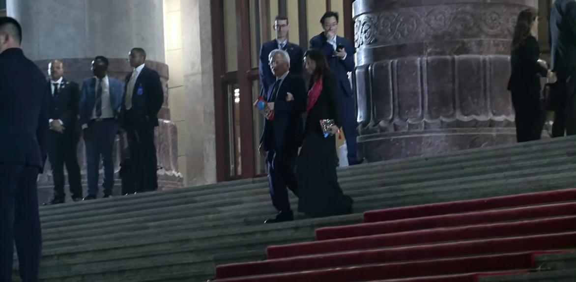 5月14日，宴会结束，英伟达CEO黄仁勋和Meta公司全球事务总裁麦考密克（Di