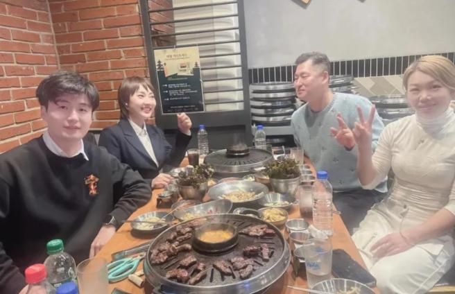 回国后朋友聚餐，聊起韩国，一桌人七嘴八舌：“听说那边吃肉可贵了”“天天泡菜大酱汤