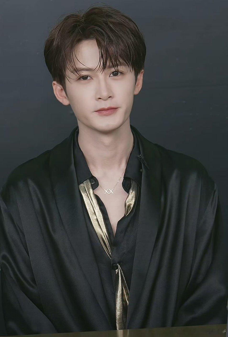 檀健次今晚直播，黑色衬衫，还是深V大领口，这也太超过了🥵🥵🥵​​​