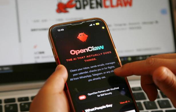 最近看到一个挺有意思的现象：一个叫“小龙虾”的开源项目，把整个AI圈都搅动了。