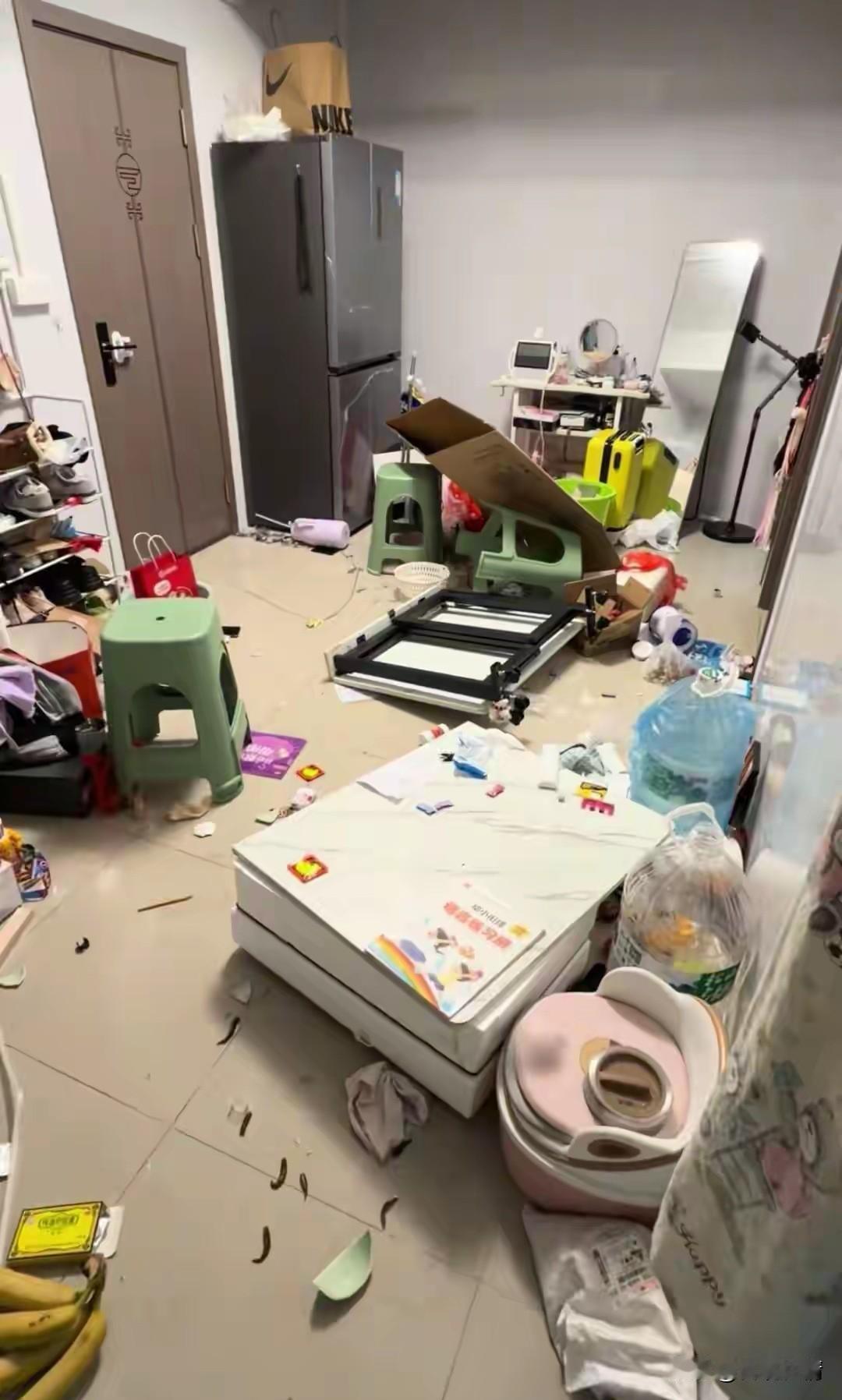 反转！丈夫砸家竟获全网力挺？只因家里负债20万，网友：换我也动手！本来以为是