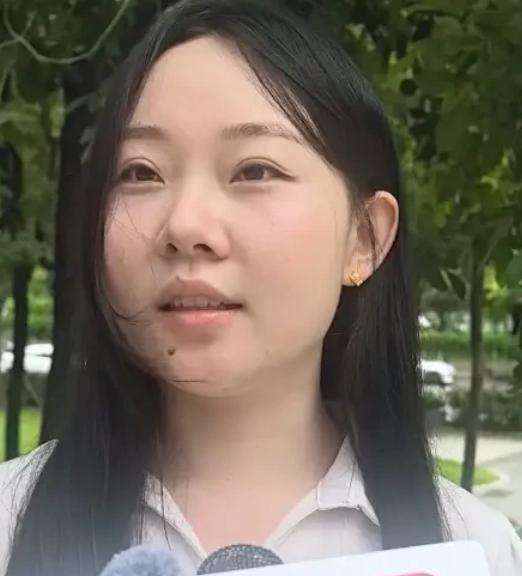 8月11日，深圳龙岗一19岁外卖小哥摔车受伤，怕花钱不敢就医，一路过的00后女生