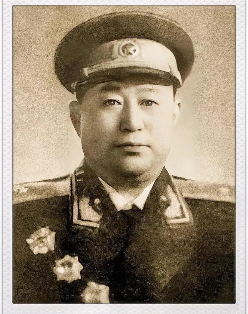 杨俊生是九届中央后补委员，北京卫戍区原政委、第二炮兵原司令员，开国少将，九届中央